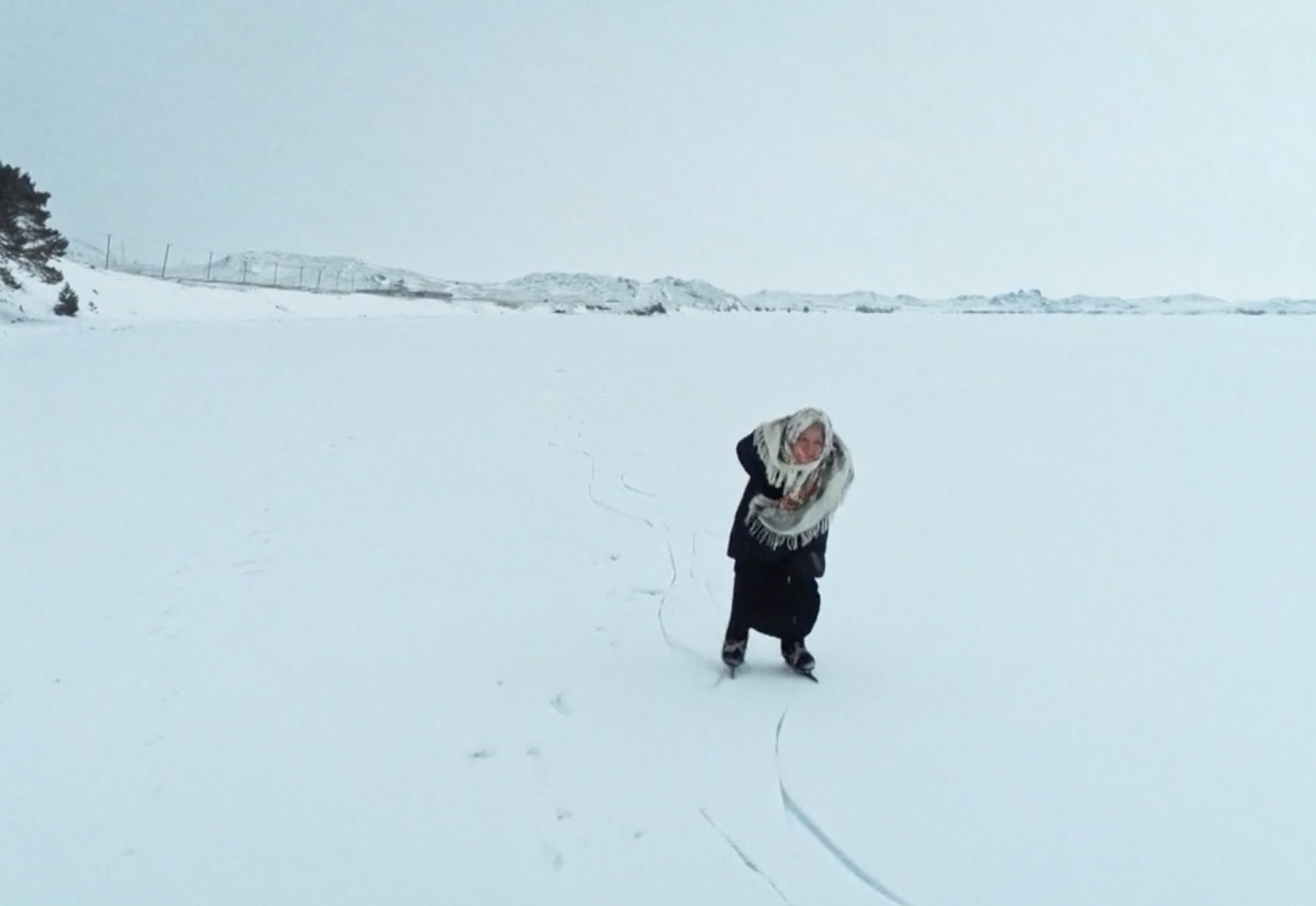 La abuela rusa de 79 años que recorre cada día el helado lago Baikal patinando