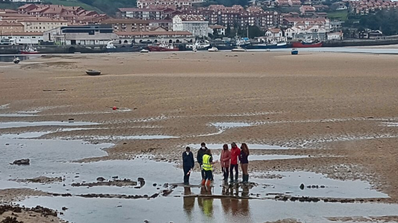 Las mareas sacan a la superficie un pecio que podría llevar más de 100 años hundido en Cantabria