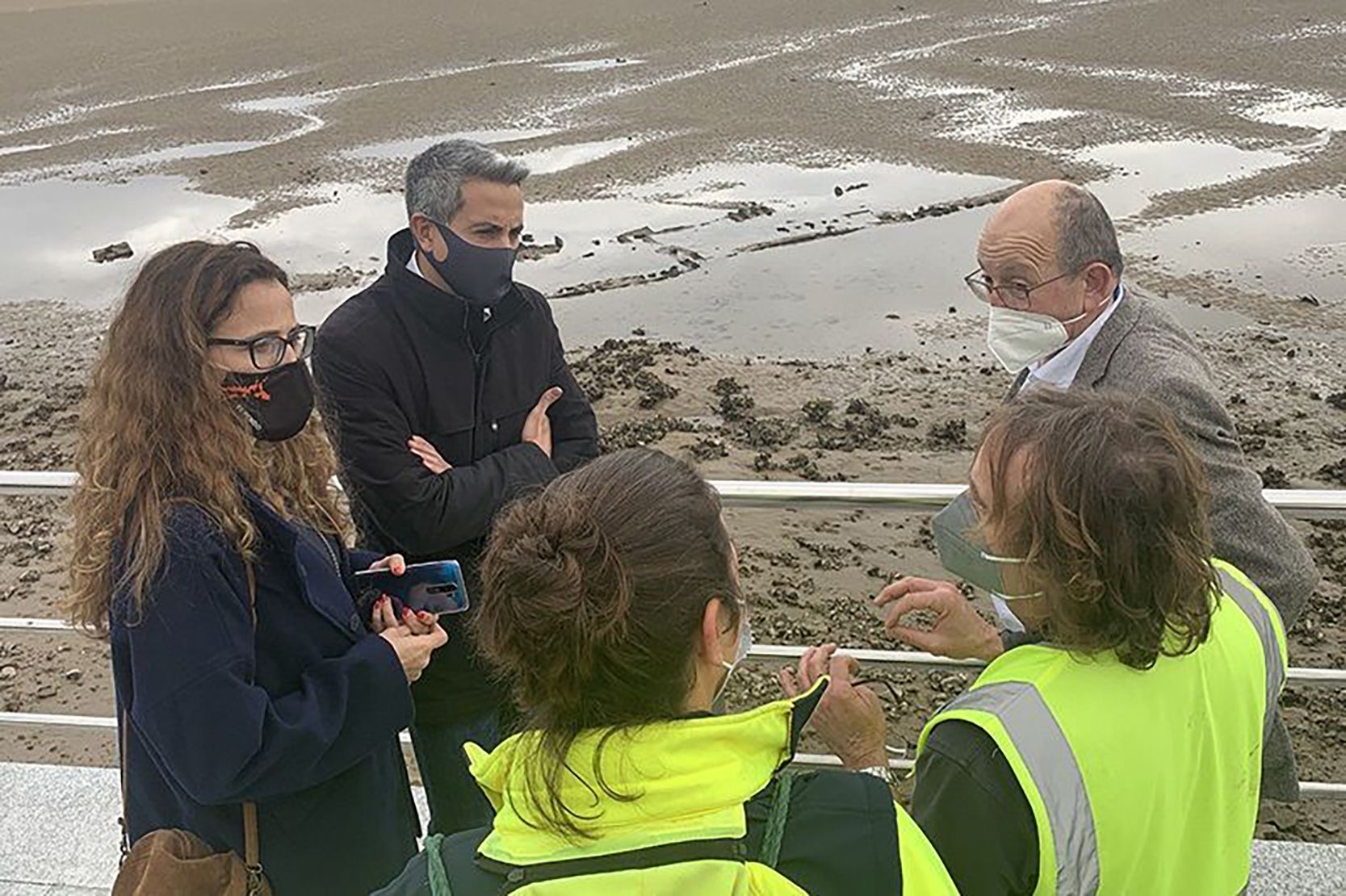 Las mareas sacan a la superficie un pecio que podría llevar más de 100 años hundido en Cantabria