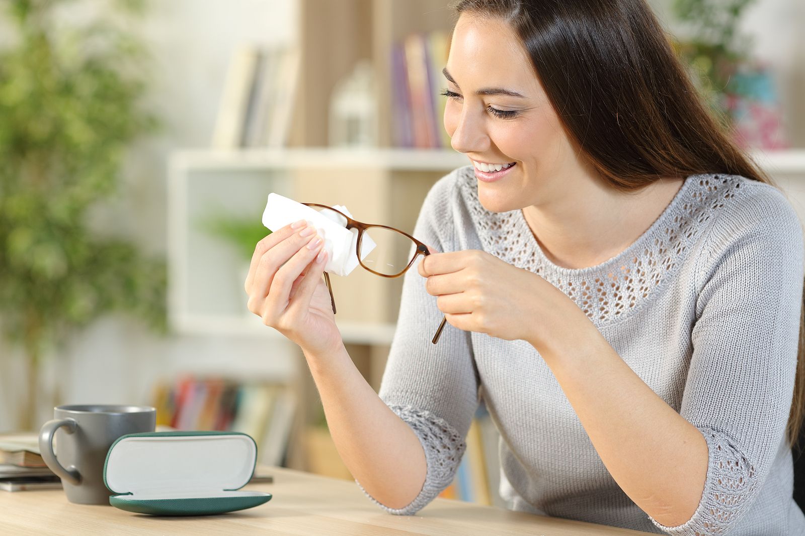 ¡No limpies las gafas con tu camisa o camiseta! Esta es la forma correcta de hacerlo