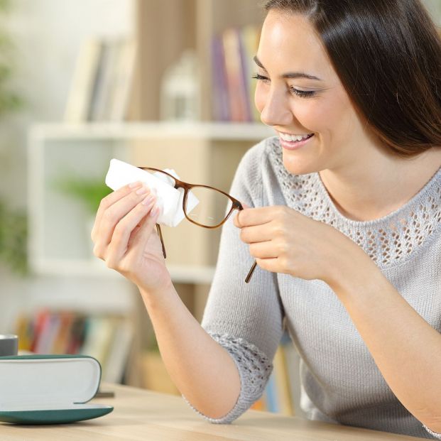 ¡No limpies las gafas con tu camisa o camiseta! Esta es la forma correcta de hacerlo