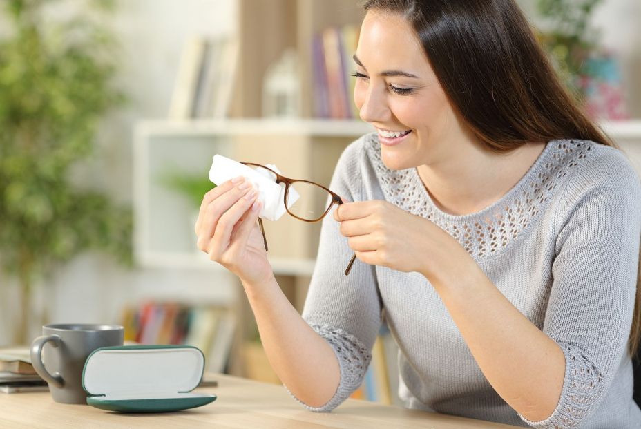 ¡No limpies las gafas con tu camisa o camiseta! Esta es la forma correcta de hacerlo