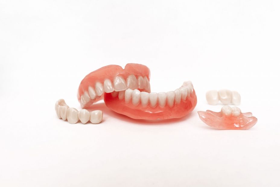 ¿Qué son las prótesis dentales? ¿Cuál debo elegir? (bigstock)
