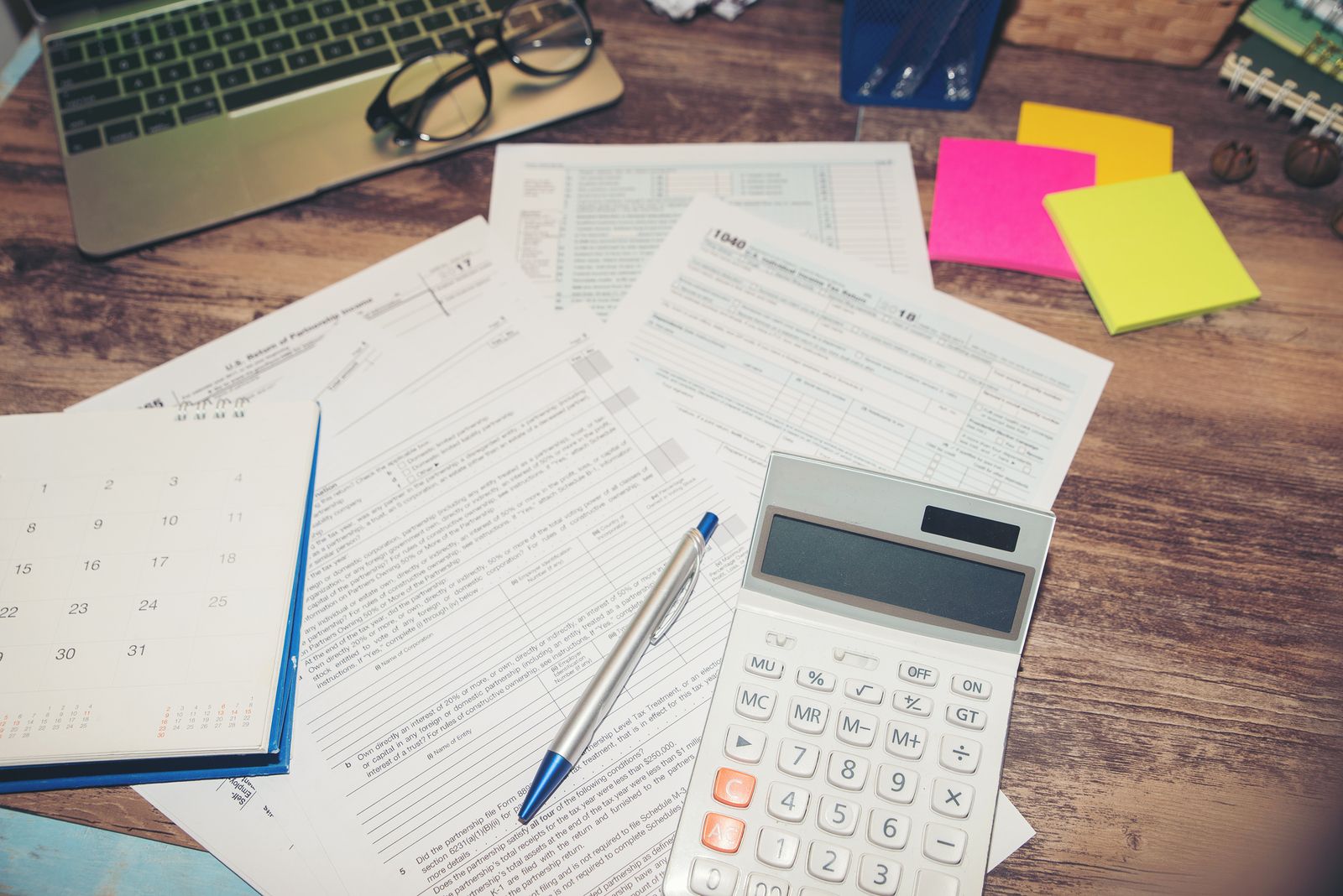 ¿Puede otra persona hacer la declaración de la renta por mi? (big stock) ¿Puede otra persona hacer la declaración de la renta por mi? (big stock)