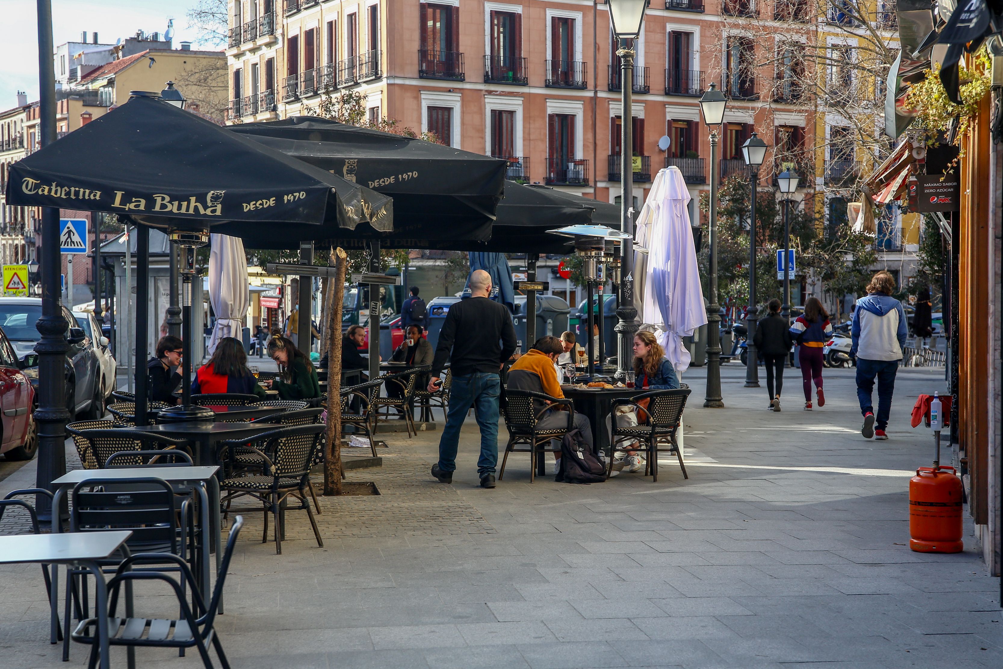 Madrid amplía desde hoy de 4 a 6 los grupos en terrazas y obliga a usar mascarillas en la hostelería