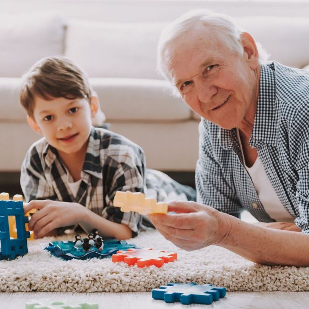 Abuelos que ayudan en la educación de los nietos (bigstock)