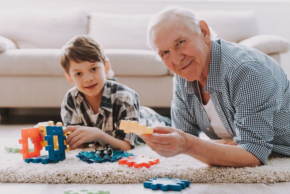 Abuelos que ayudan en la educación de los nietos (bigstock)