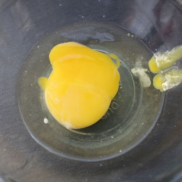 Este es el motivo por el que no deberías cascar los huevos en el borde del plato (Foto Bigstock)