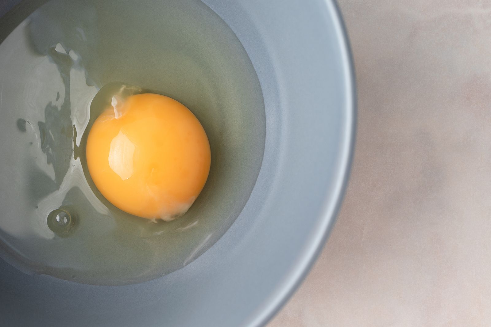 Por qué nunca debes romper un huevo en el borde de la sartén o el plato (Foto Bigstock) 2