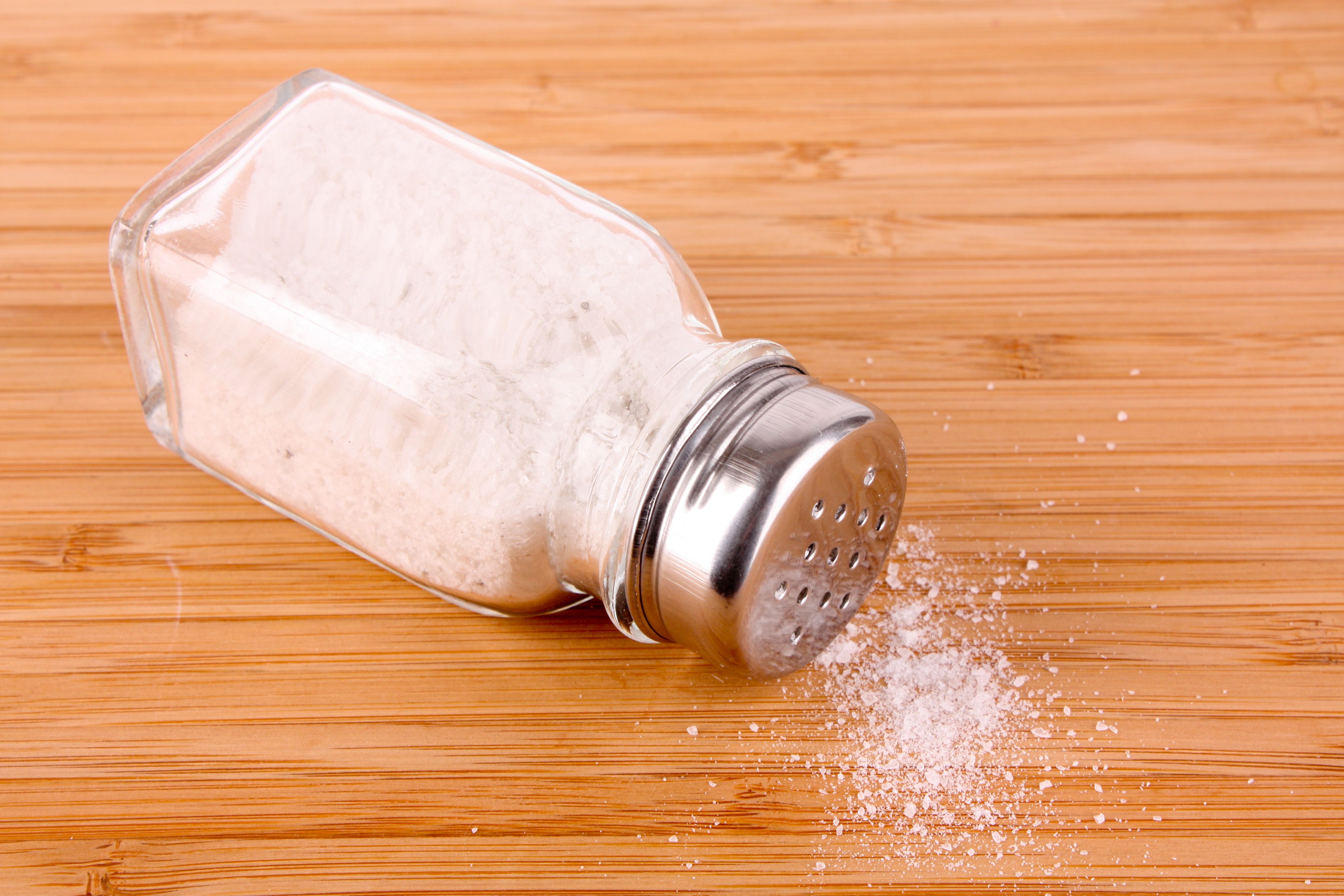 La sal favorece la retención de líquidos (bigstock)