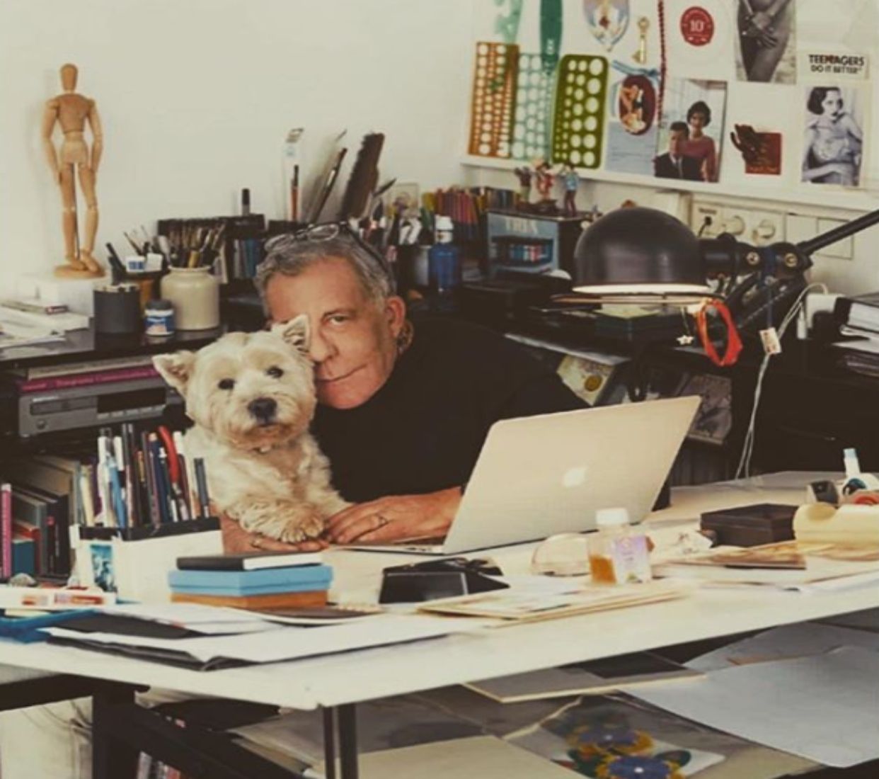 El diseñador gráfico Juan Gatti posa en su estudio con su mascota (https://www.instagram.com/gattimania/?hl=es)