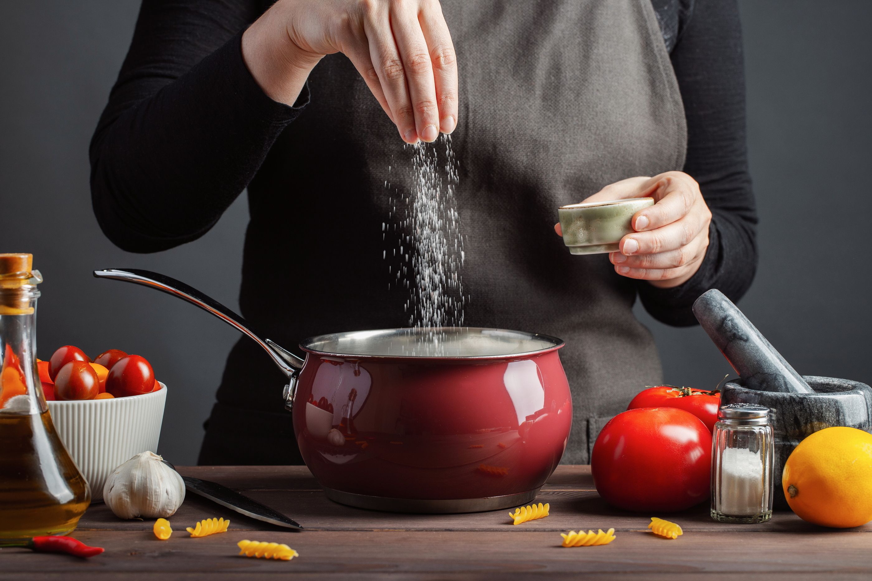 Mujer cocina con sodio y potasio (bigstock)