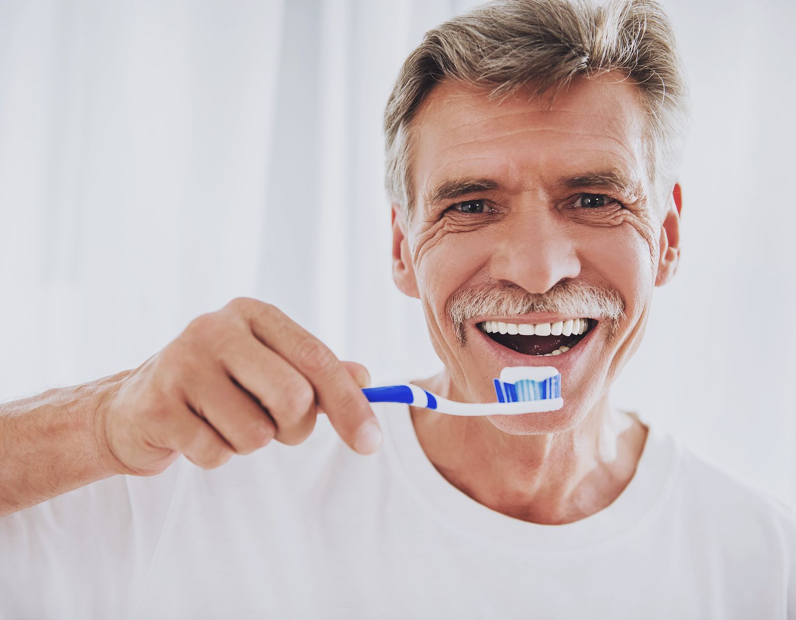 Te contamos qué pasta de dientes le va bien a tu prótesis dental (Foto Bigstock) 3