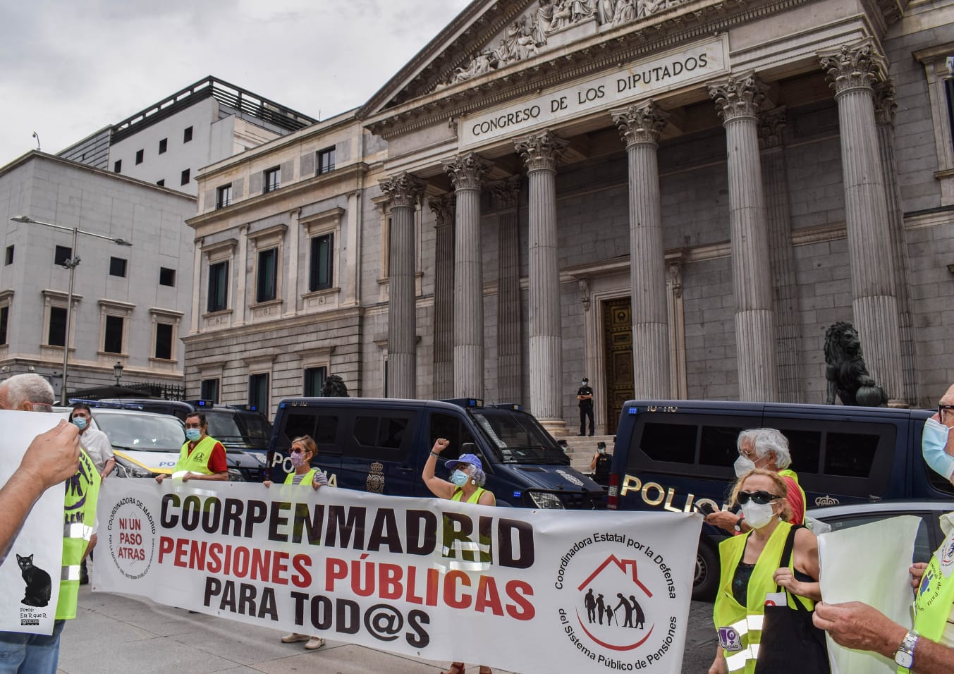 Los pensionistas entregan firmas en el Congreso por una Auditoría de Cuentas de la Seguridad Social