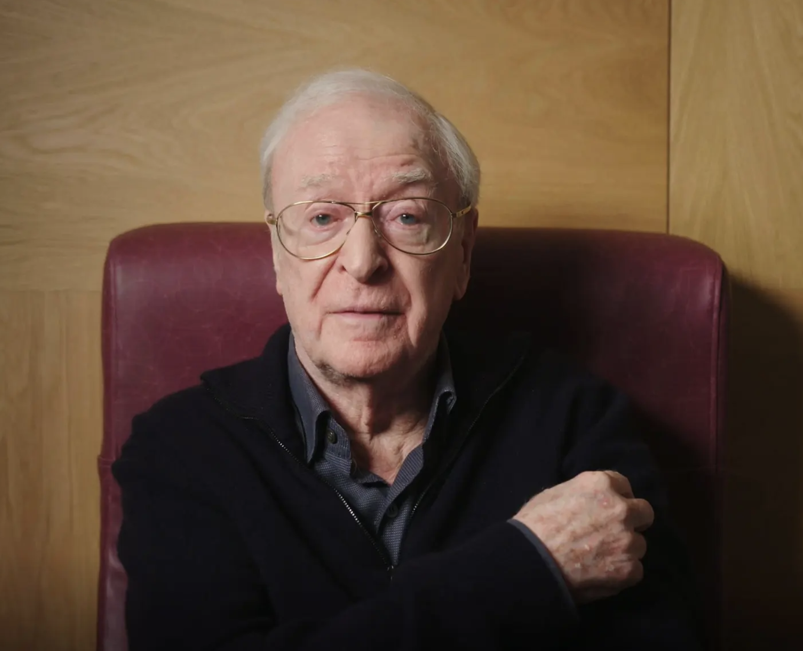 Elton John y Michael Caine animan a que la gente se vacune contra el coronavirus. Foto: Twitter