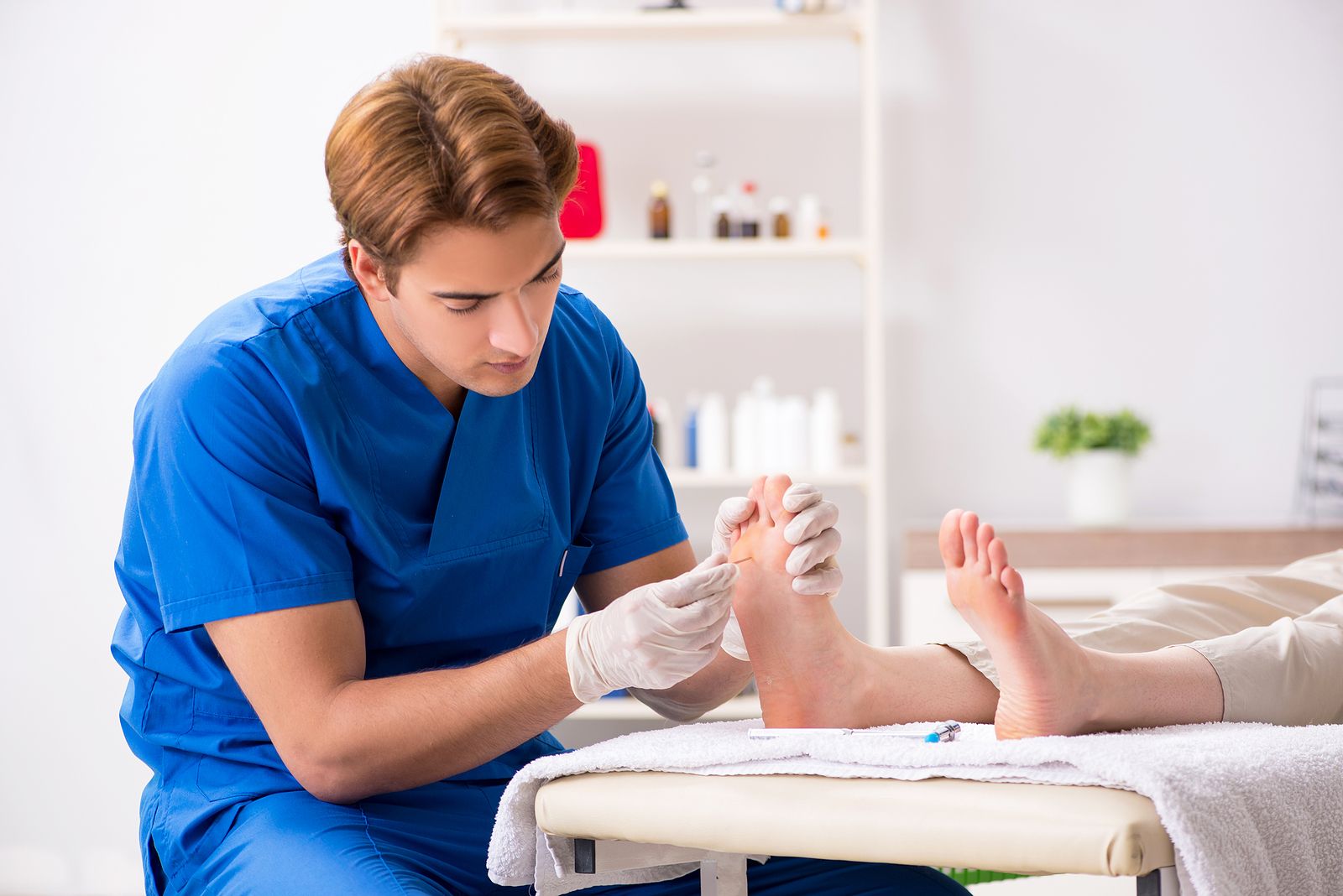 https://www.65ymas.com/uploads/s1/53/01/04/bigstock-podiatrist-treating-feet-durin-282538597.jpeg