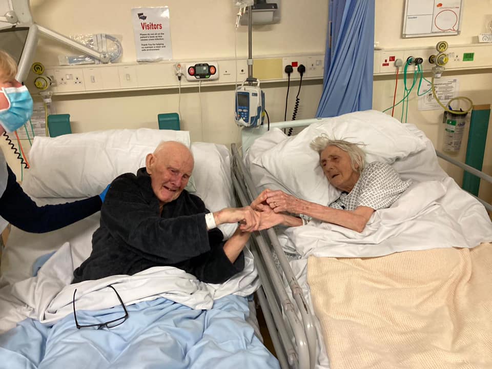 La foto viral de una pareja de ancianos despidiéndose antes de morir por coronavirus