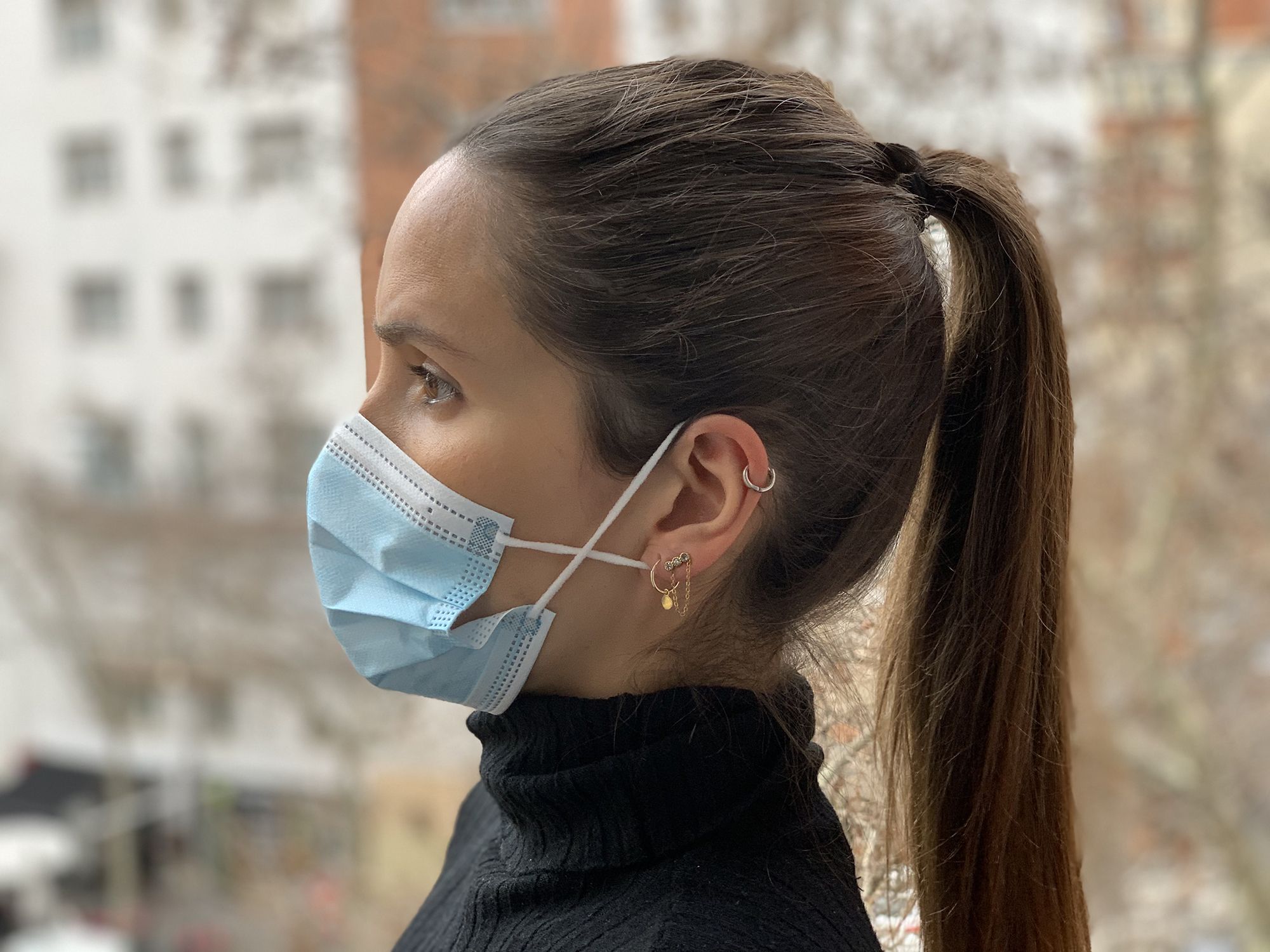 Expertos advierten del peligro de llevar la mascarilla con las gomas cruzadas