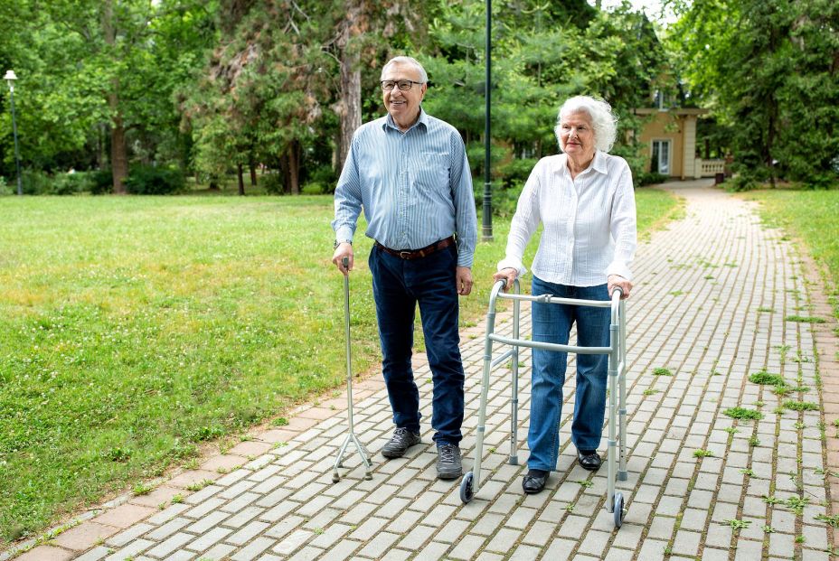 Ayudas para mayores: El caminador, úsalo correctamente