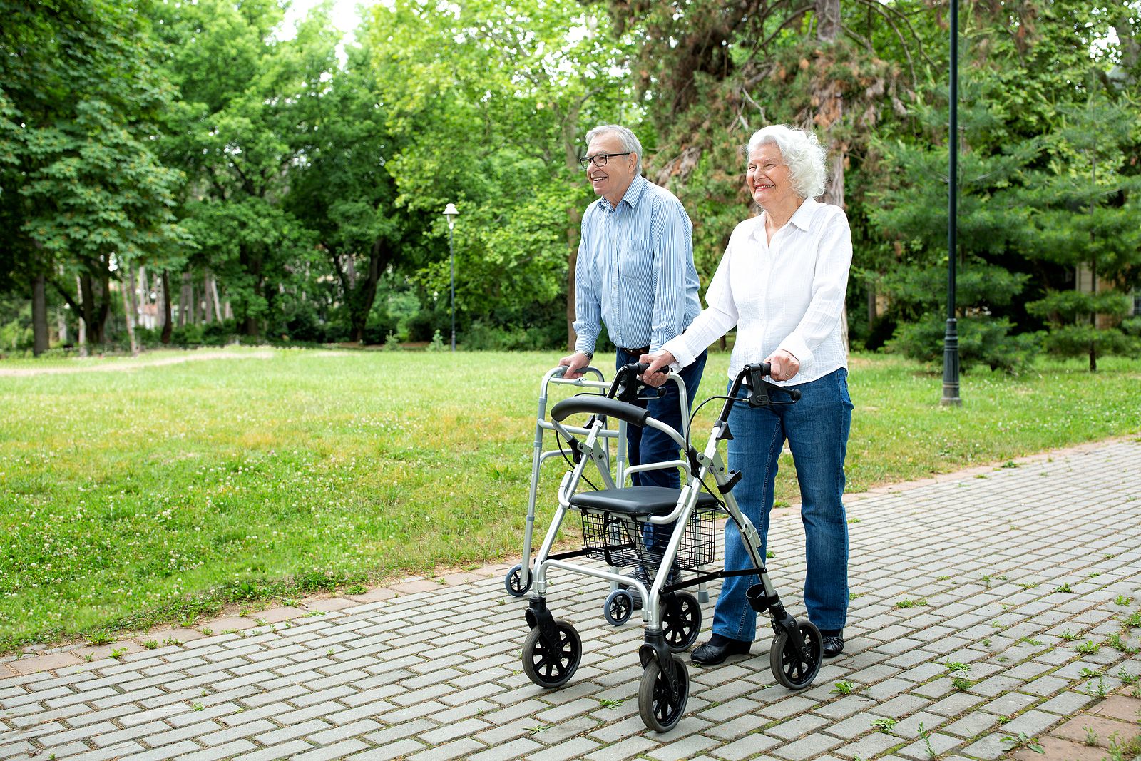 Andadores para adultos. Técnicas para ayudar al anciano a caminar con él -  Blog sobre ortopedia de