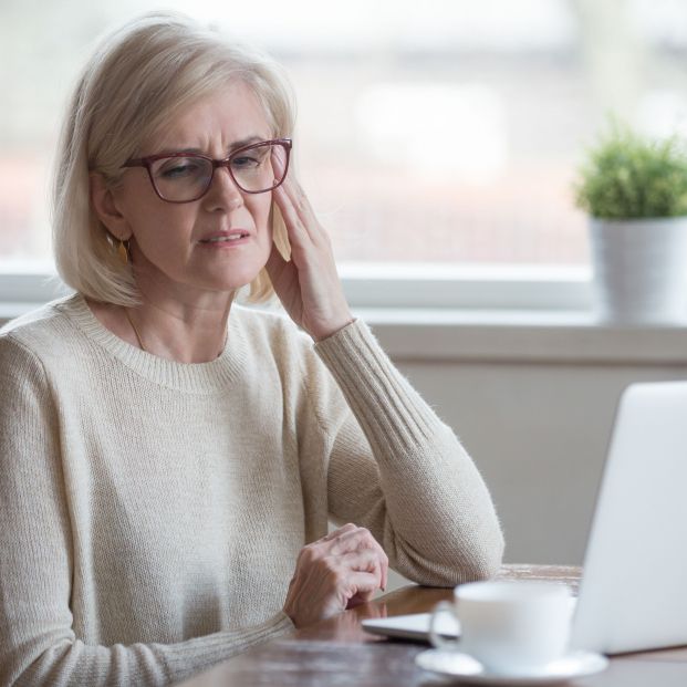 Mujer mareada (bigstock)