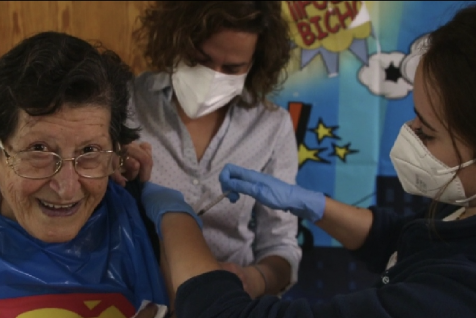 Los mayores de una residencia de Mutxamel reciben la segunda dosis de la vacuna como superhéroes. Foto: Gentileza de la residencia El Pilar