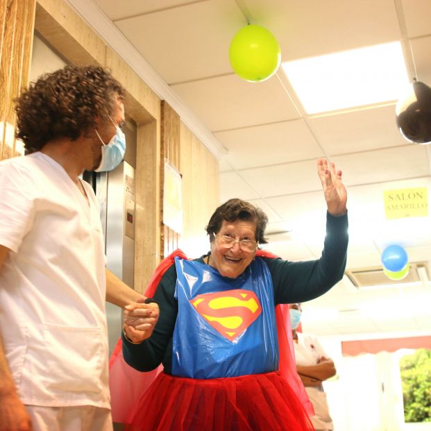 Los mayores de una residencia de Mutxamel reciben la segunda dosis de la vacuna como superhéroes. Foto: Gentileza de la residencia El Pilar