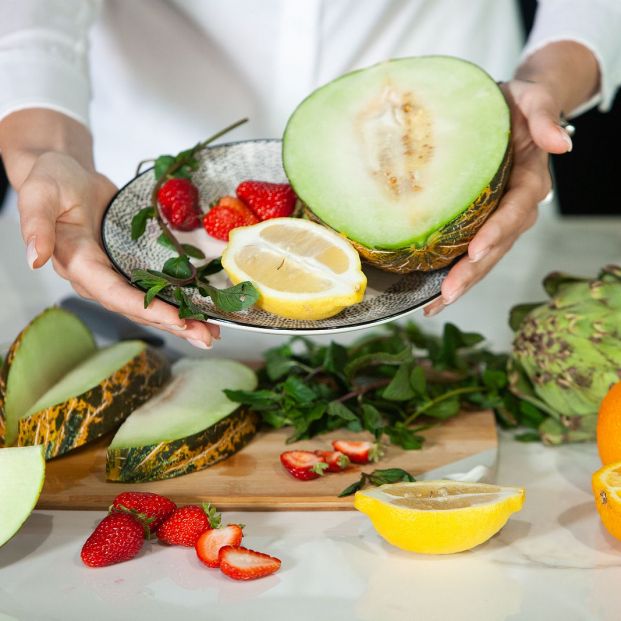 Por qué los mayores deben evitar comer fruta cortada y almacenada a temperatura ambiente (Foto Bigstock)