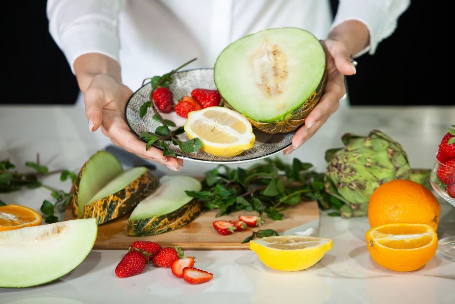 Por qué los mayores deben evitar comer fruta cortada y almacenada a temperatura ambiente (Foto Bigstock)