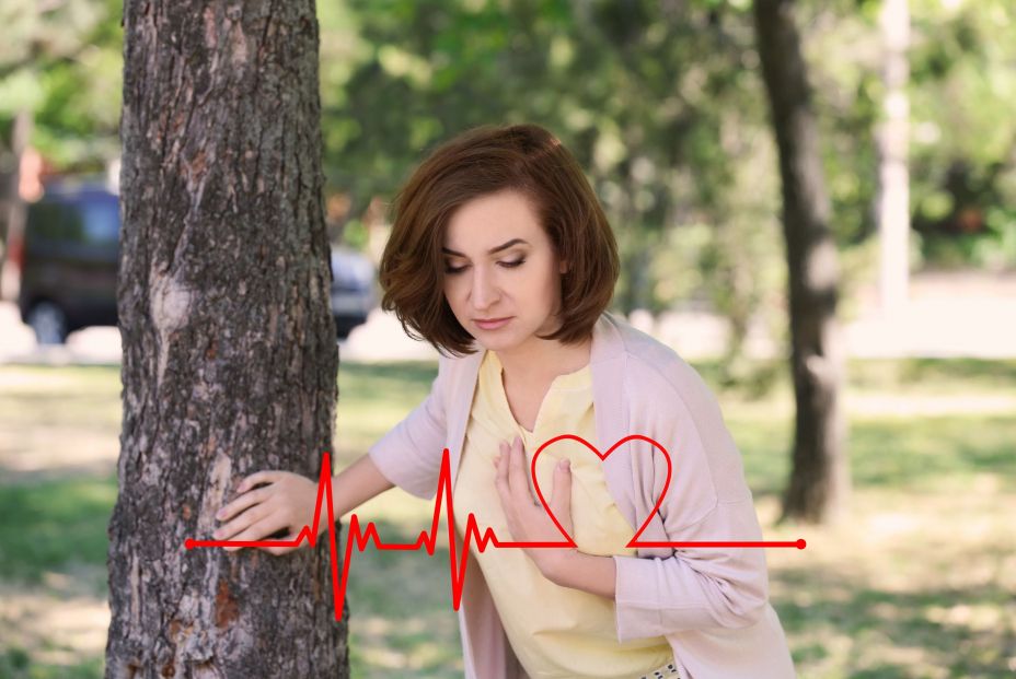 Mujer sufriendo un infarto