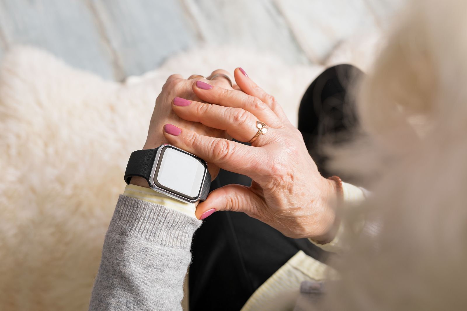 Alcobendas dará relojes geolocalizables a mayores con demencia para encontrarles si se pierden