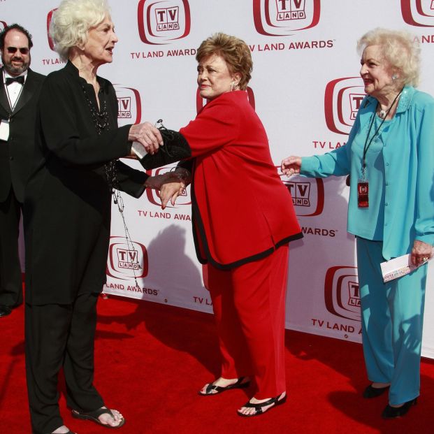 Betty White y el elenco de 'Las chicas de oro' (bigstock)