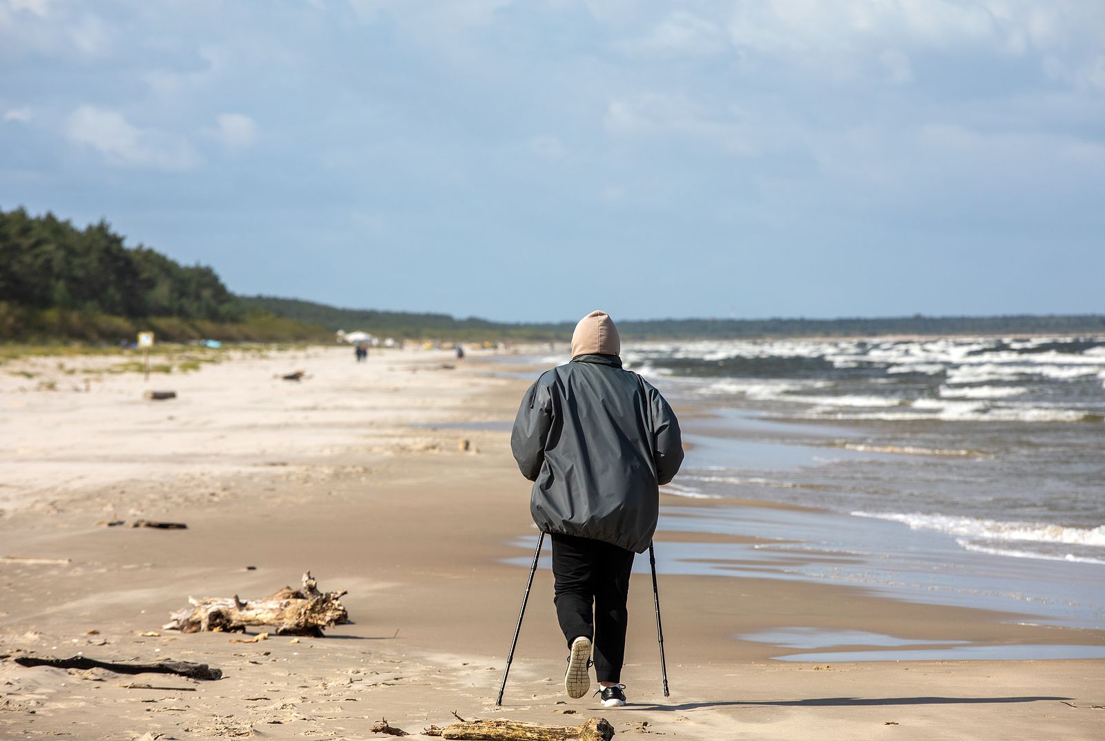 Personas mayor caminando por la playa