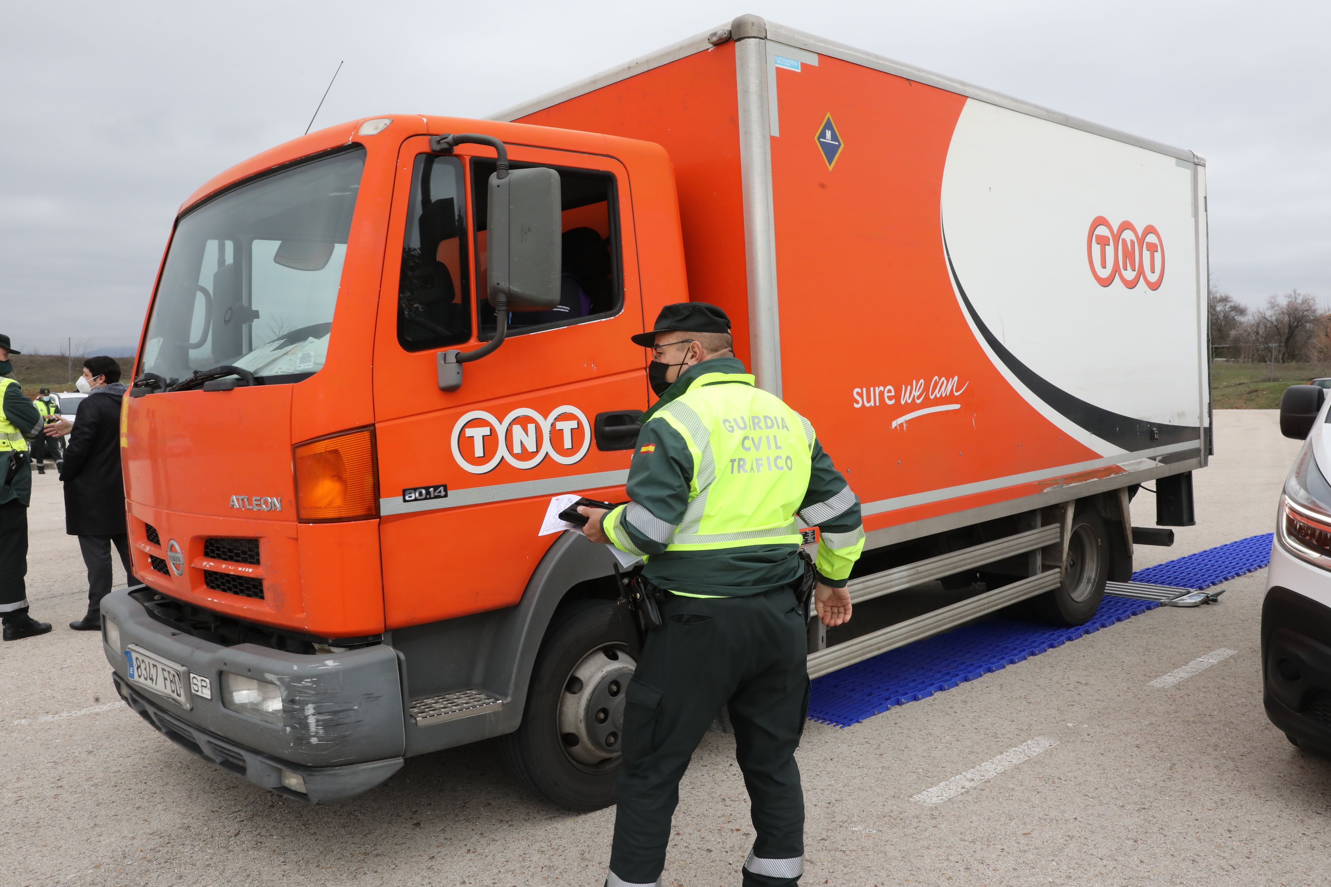 EuropaPress 3564209 guardias civiles trafico trabajan control pesaje vehiculos transporte