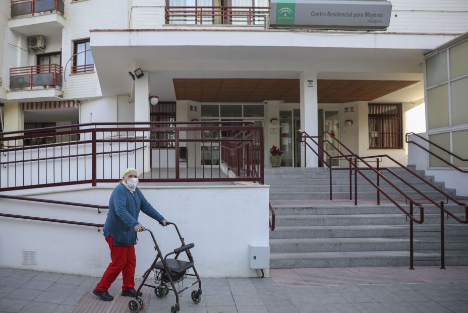 EuropaPress 3565445 anciana sale centro residencial mayores segundo dia ancianos pueden salir
