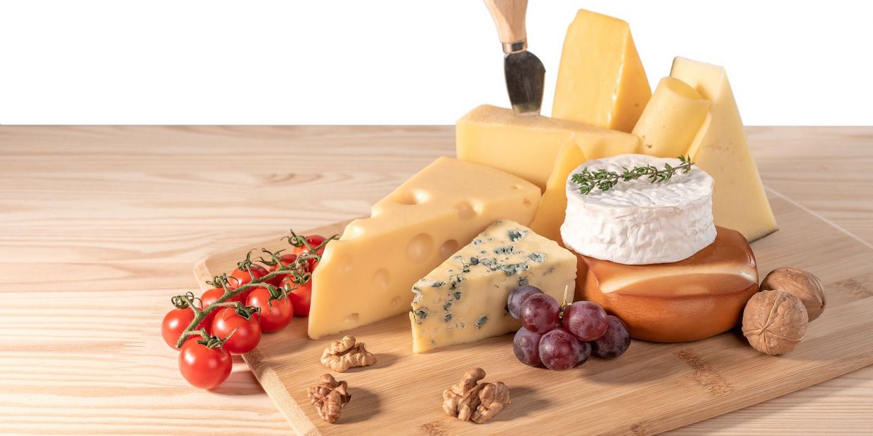 ¿Se deben guardar los quesos en la nevera?