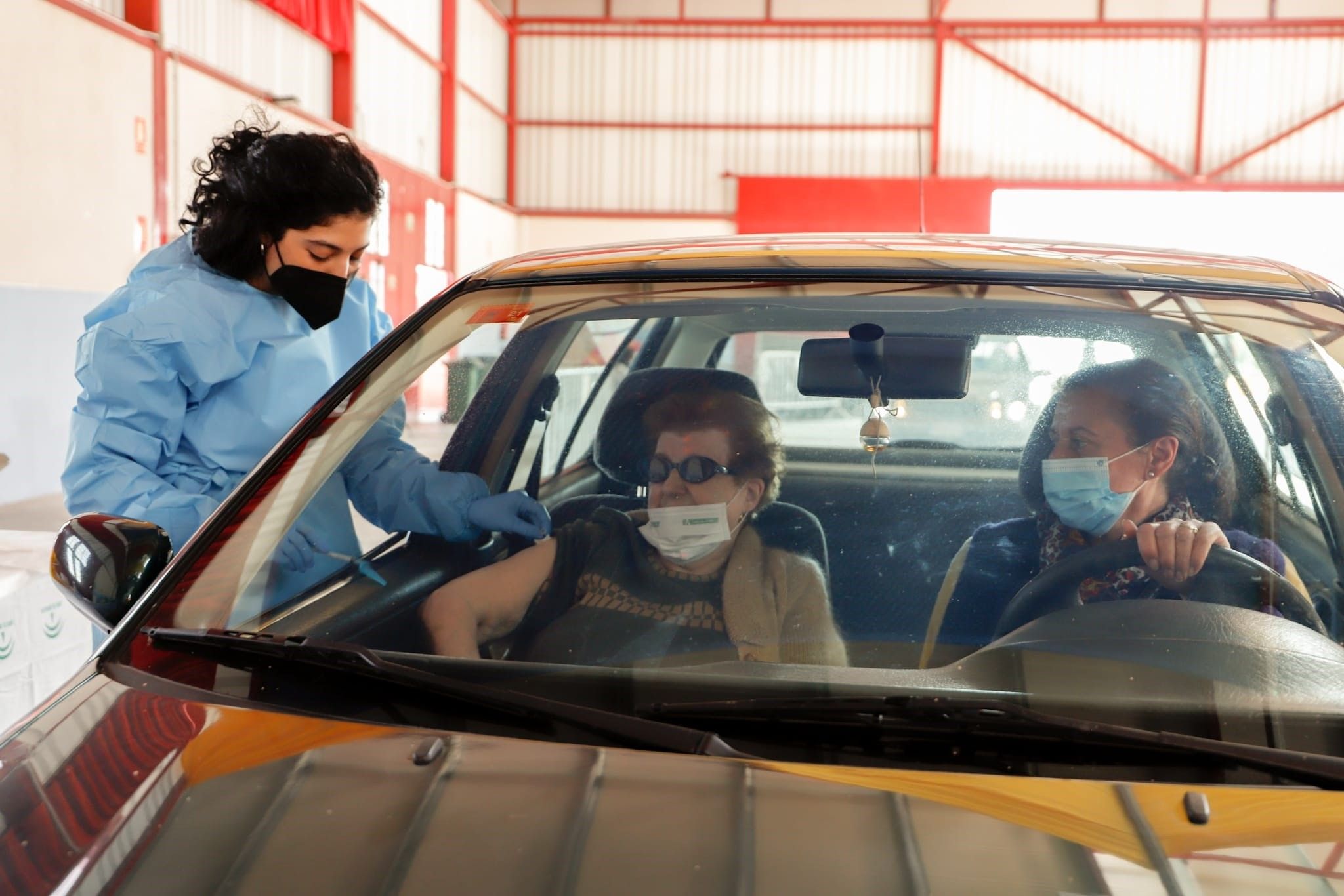 La vacunación de los mayores de 80: en polideportivos, desde el coche o a domicilio