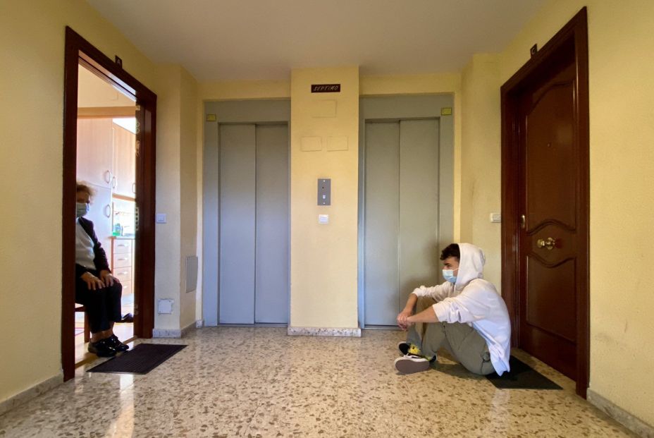 La historia detrás de la foto viral del reencuentro de un nieto y su abuela un año después