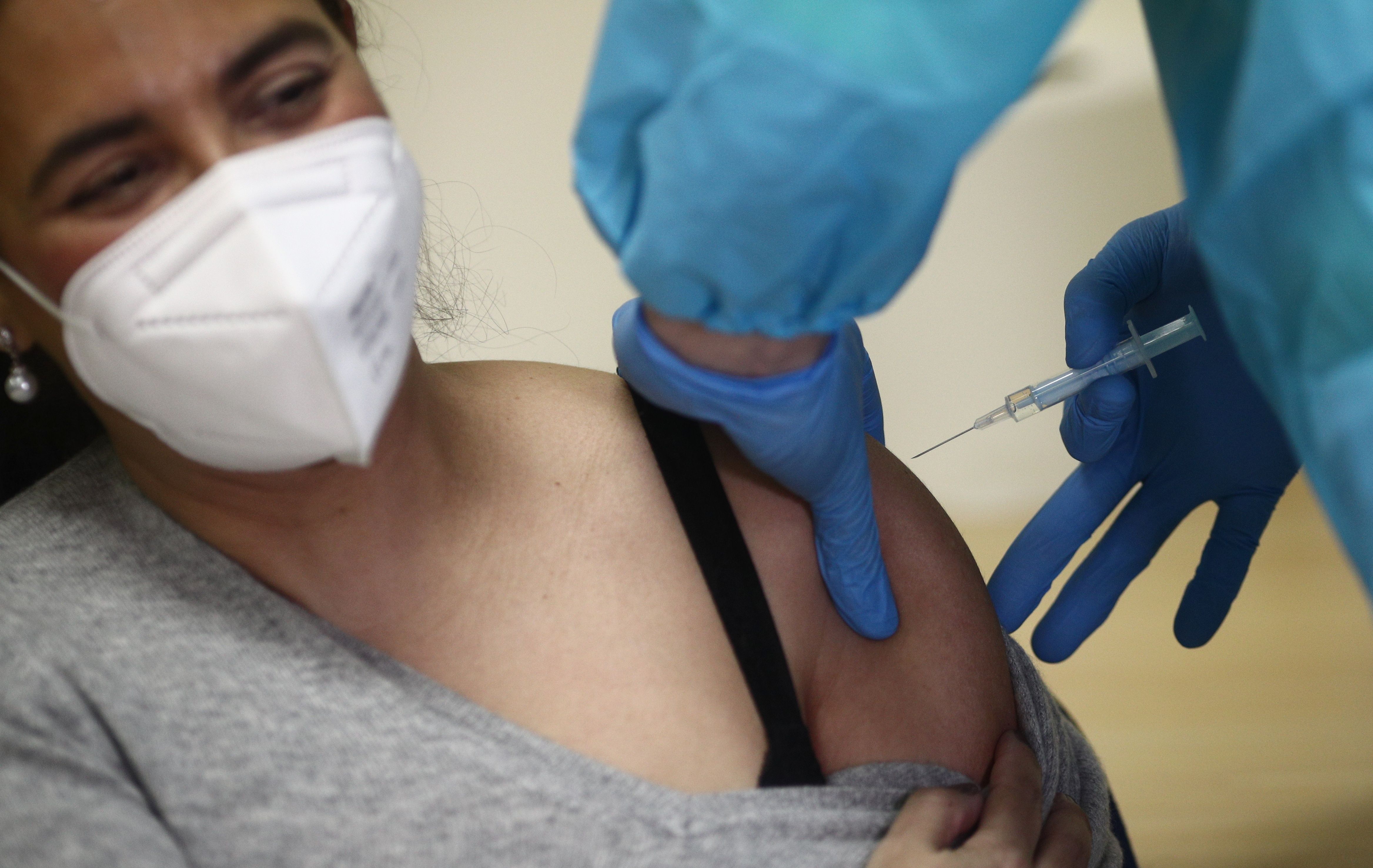 El 80% de españoles se vacunaría de la Covid-19 si ayudase a proteger a los mayores