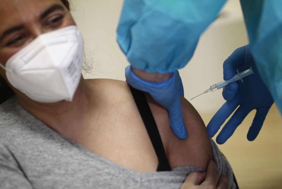 El 80% de españoles se vacunaría de la Covid-19 si ayudase a proteger a los mayores