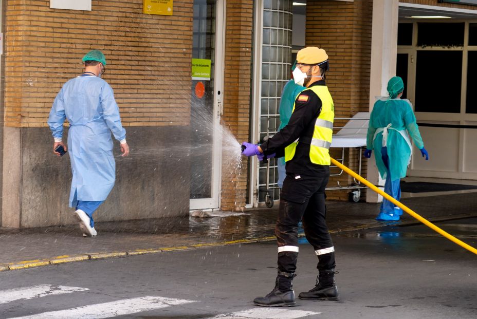 EuropaPress 2836817 miembros ume labores desinfeccion hospital virgen rocio sevilla 18 abril (1)