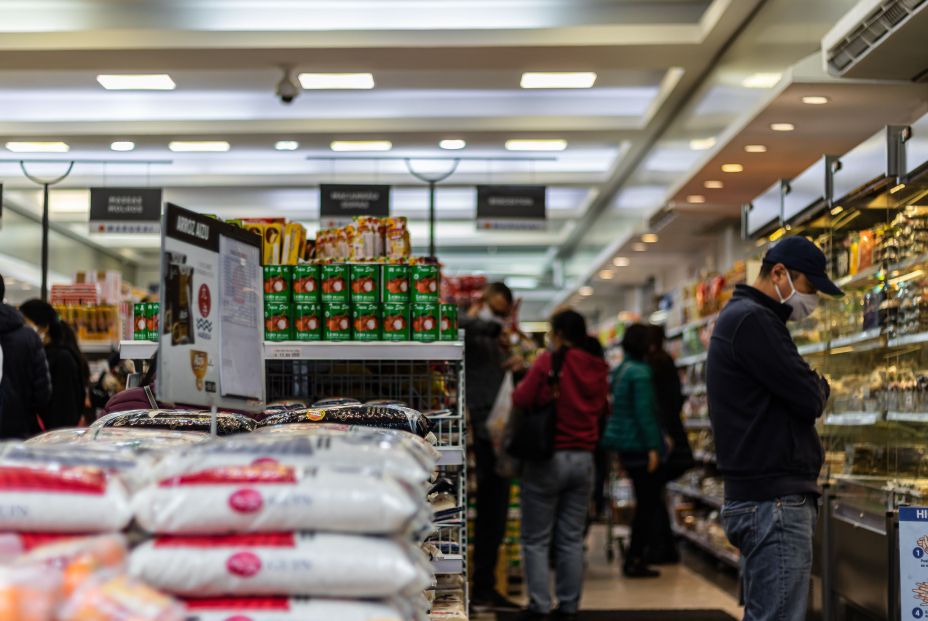 Gente comprando supermercado