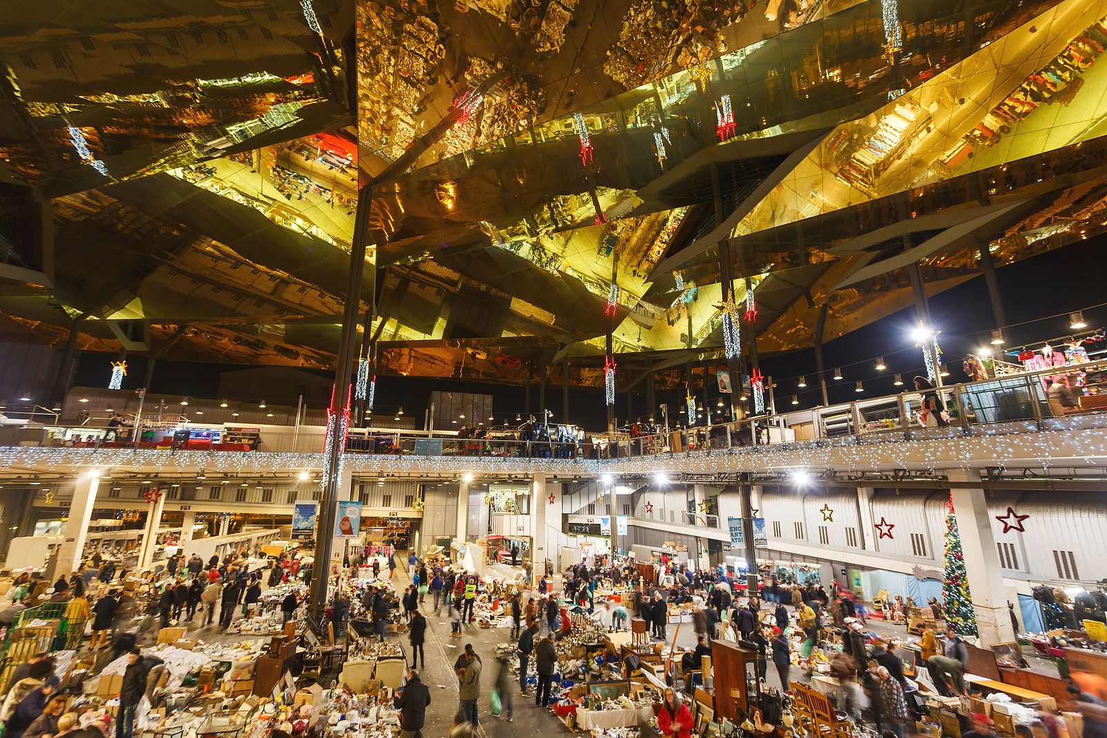 Encantes de Barcelona, un mercado con 700 años de historia único en Europa (Foto Bigstock)