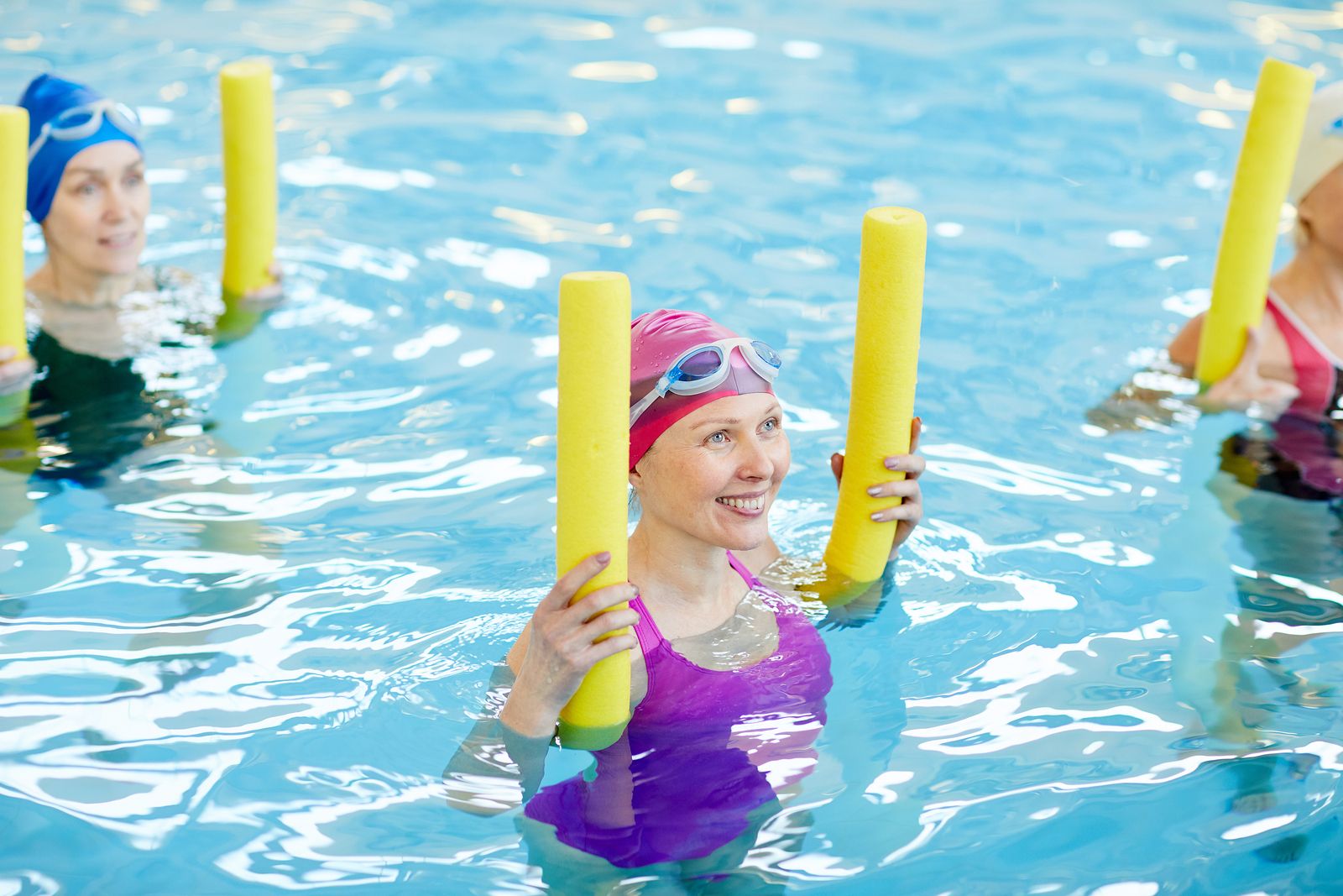 Mejora tu movilidad articular con estos ejercicios en piscina (Big stock)