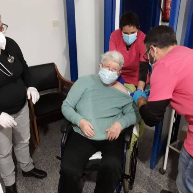 Pepita Mira primera residente que se vacunó en Ondara. Foto  Ayuntamiento de Ondara