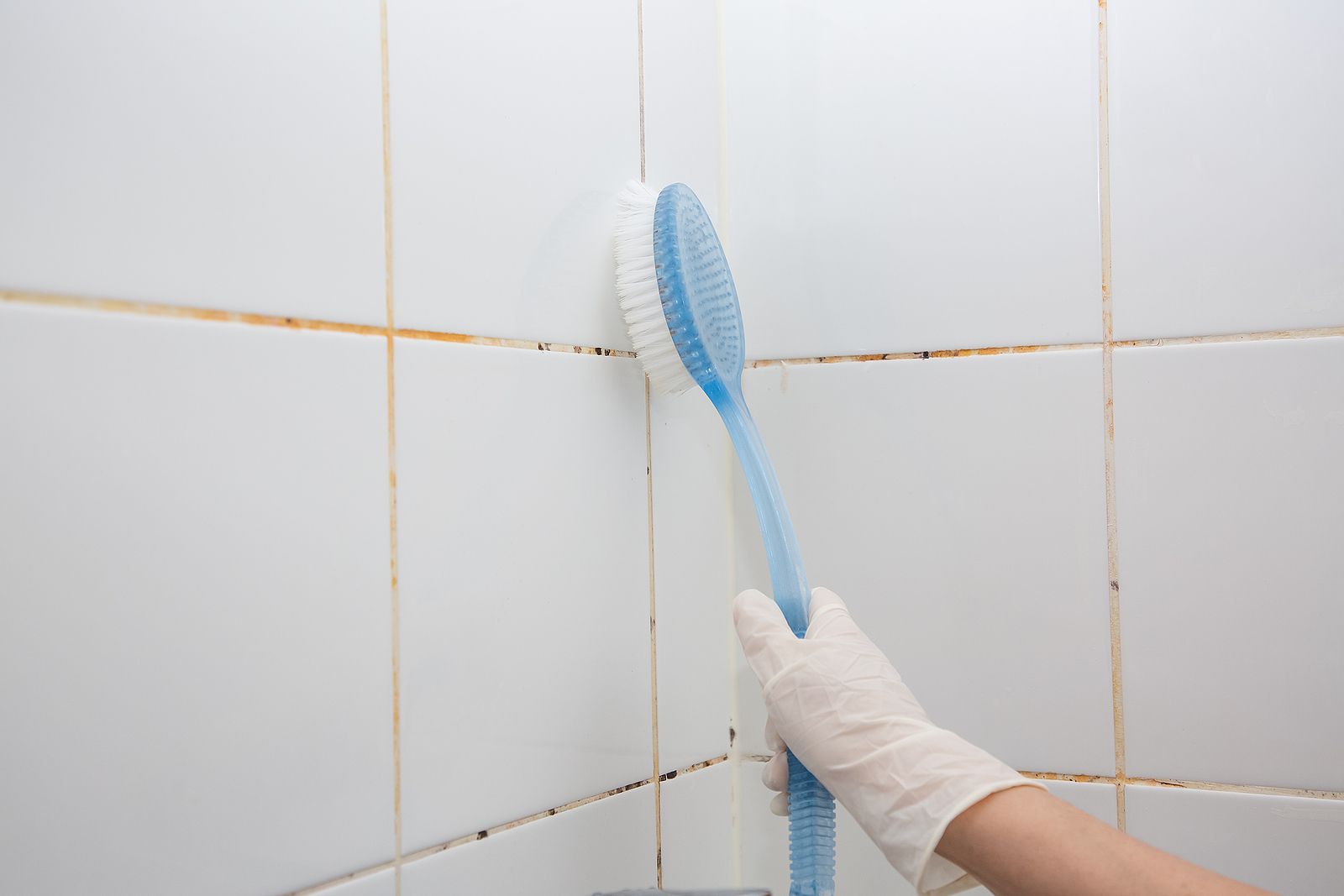 El truco de limpieza infalible para acabar con la suciedad de los azulejos