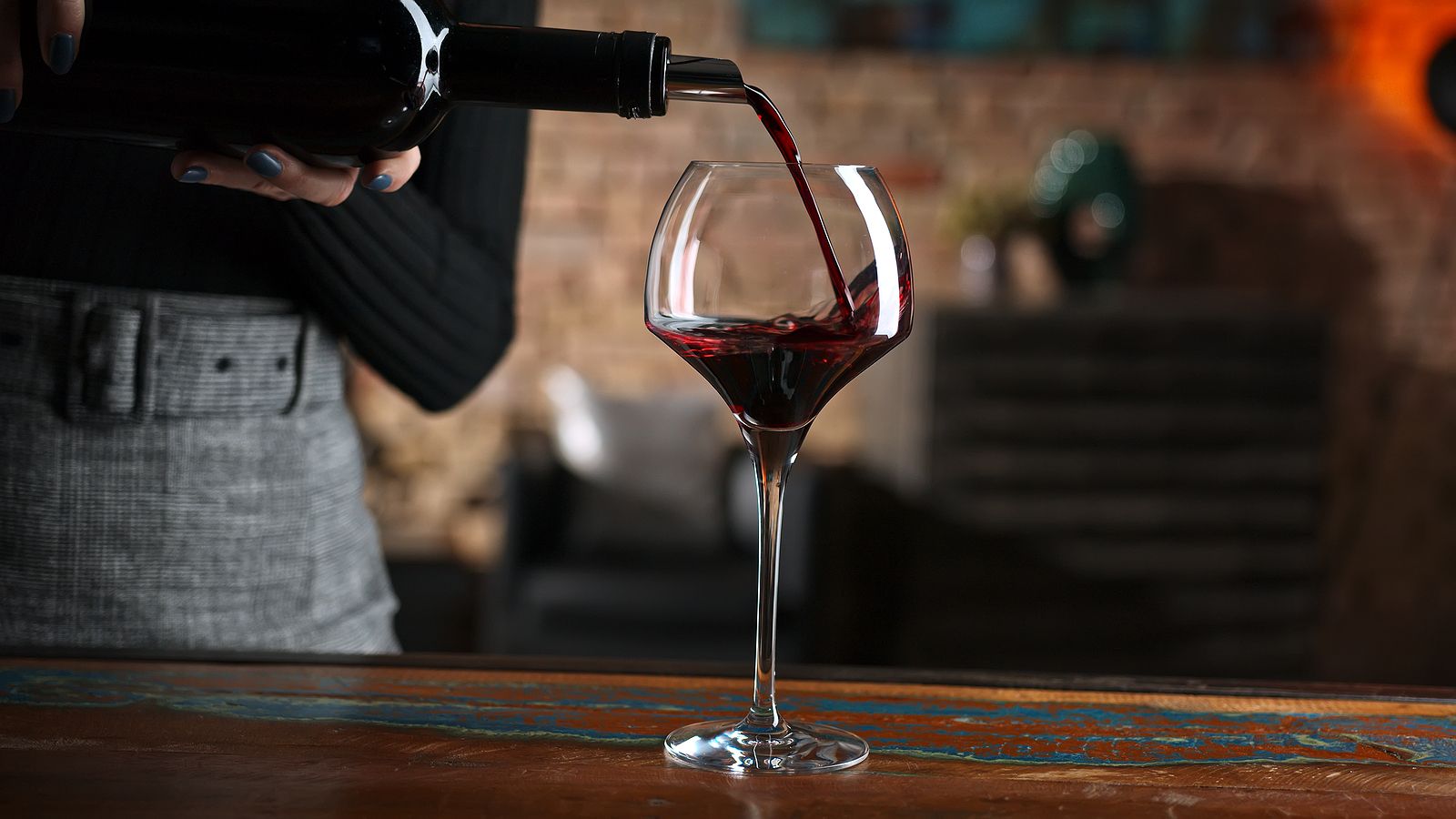 Sigue estos consejos para servir el vino a la temperatura ideal (Foto Bigstock)