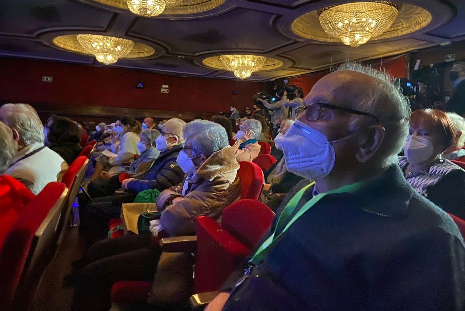 Levantando el telón de la normalidad: mayores vacunados vuelven al teatro