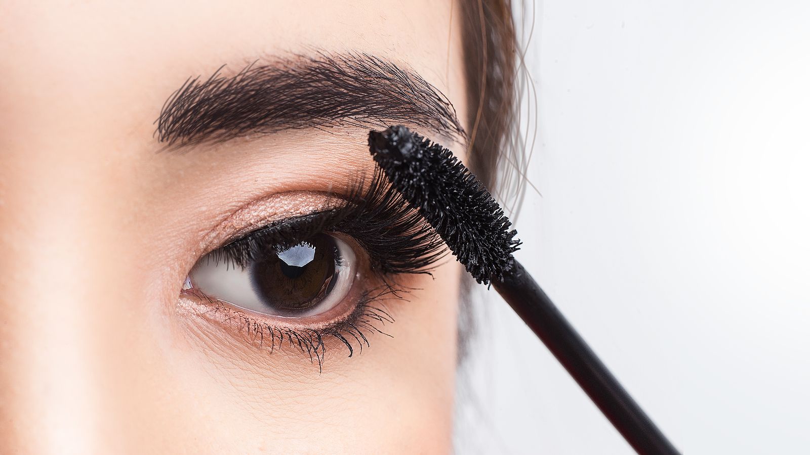 Rímel, esmalte o pintalabios: trucos para que duren más Foto: bigstock Rímel, esmalte o pintalabios: trucos para que duren más Foto: bigstock
