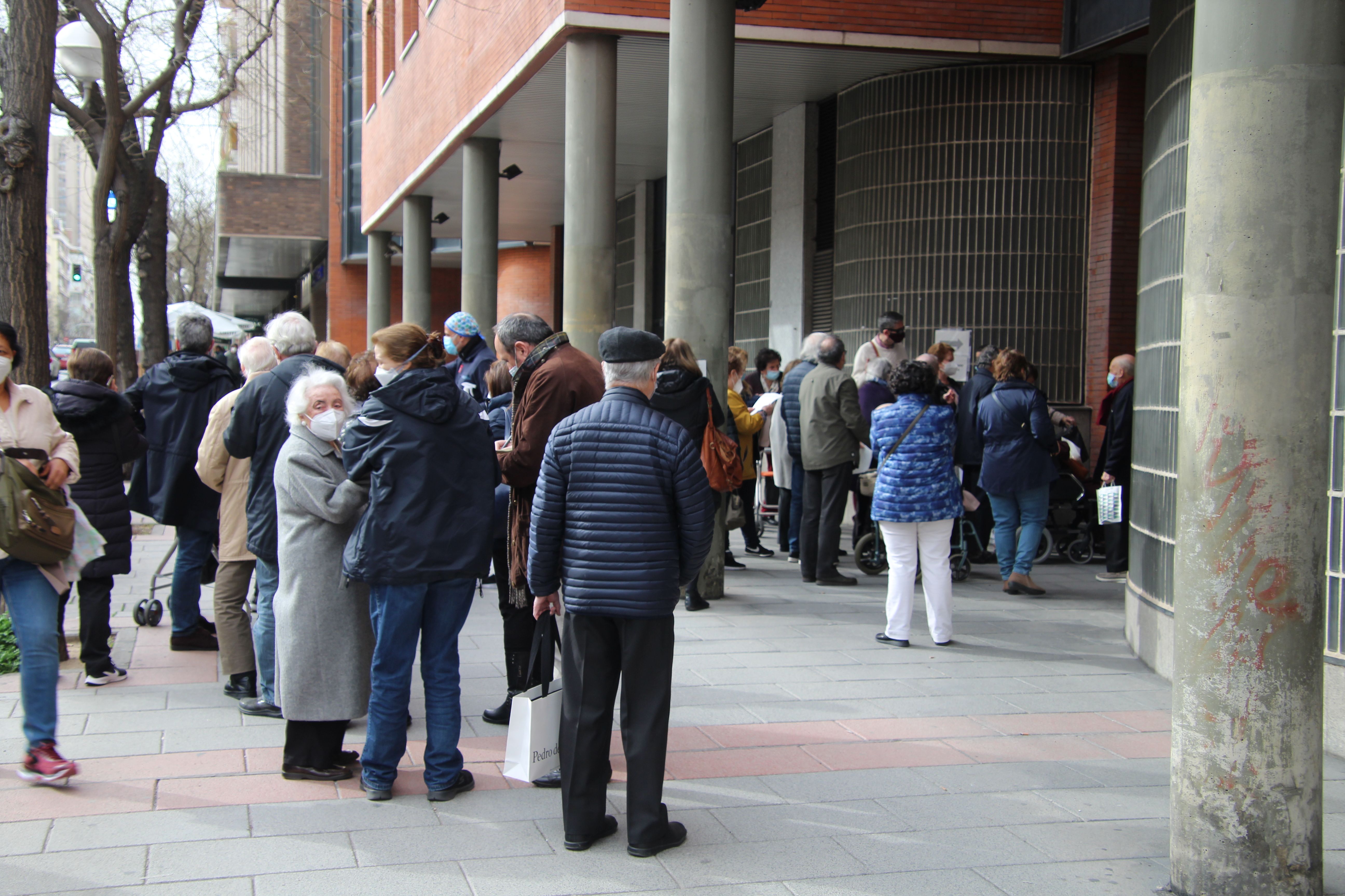 Colas de una hora de pie en el primer día de vacunación de los mayores de 80 años en Madrid
